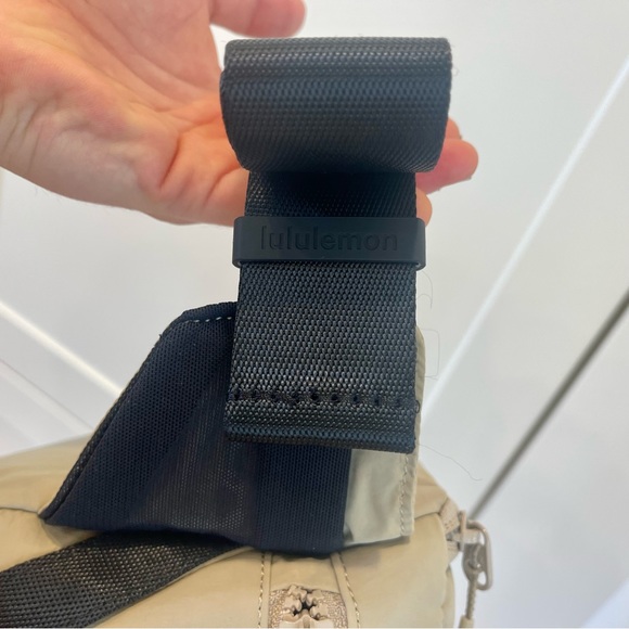 NWT Lululemon Belt Bag , Clean Lines in Trench 2L - Picture 7 of 16